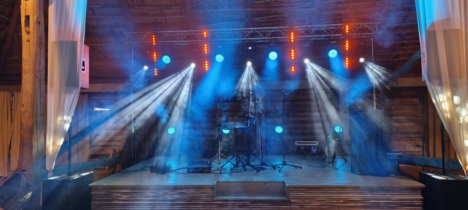 Scenos apšvietimas su šviesos pluoštais